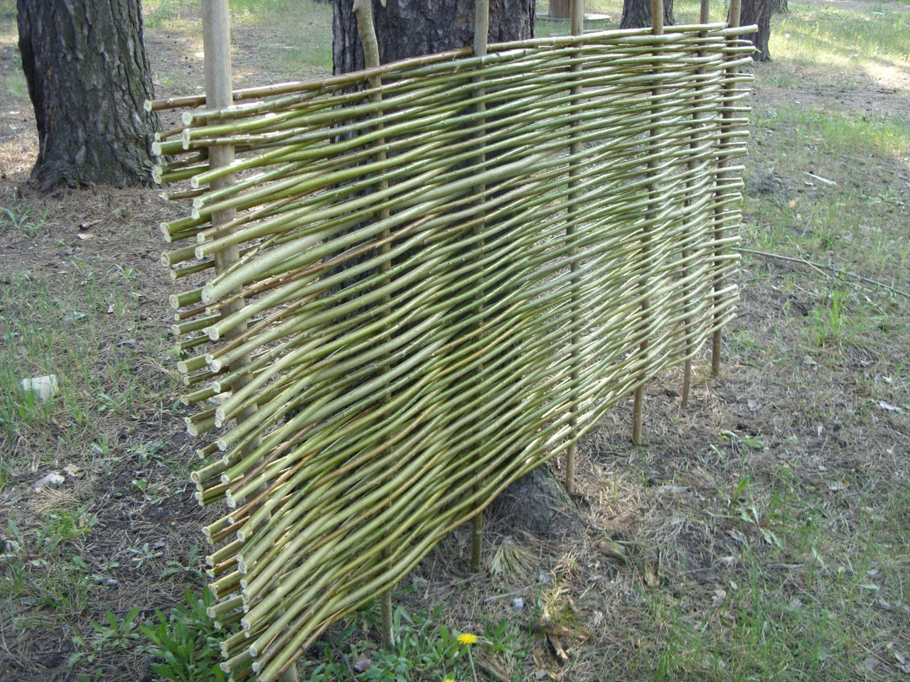 Плетеный деревянный забор: делаем ограду-плетень своими руками