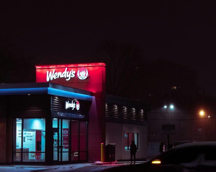 Высокий спрос: в бургерных Wendy's внедрят «динамическое ценообразование» и чем это грозит покупателям